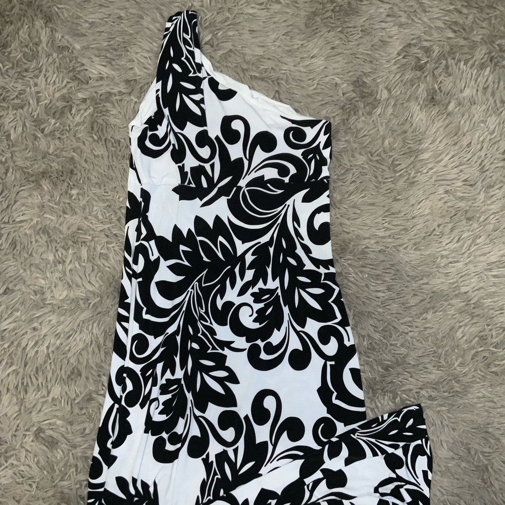 Black and White One Shoulder Evening Gown - Picture 3 of 4